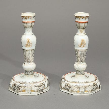 Paire de rares bougeoirs chinois en porcelaine por