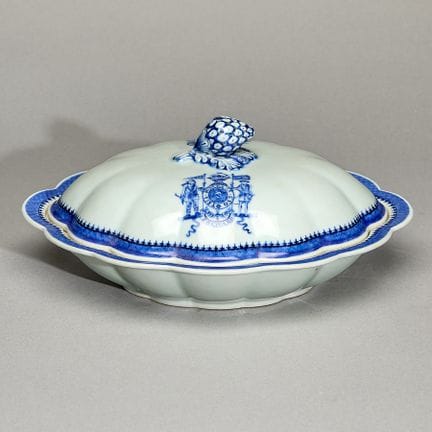 Plat à légumes chinois de type « armorial » bleu e
