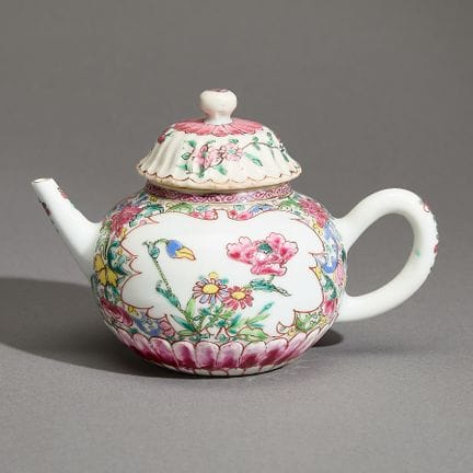 Petite théière chinoise en porcelaine « famille ro