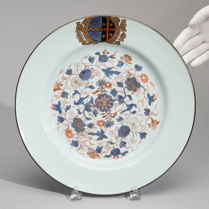 Assiette chinoise en porcelaine armoriée de style 