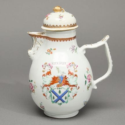 Cruche chinoise en porcelaine armoriée destinée à 