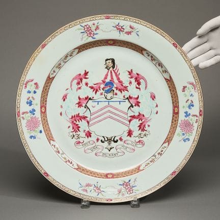 Grand plat chinois ancien en porcelaine « famille 