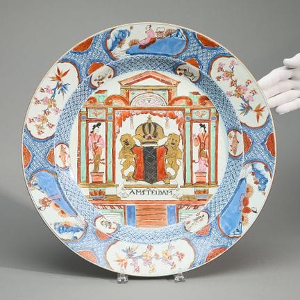 Très grand plat de service provincial en porcelain