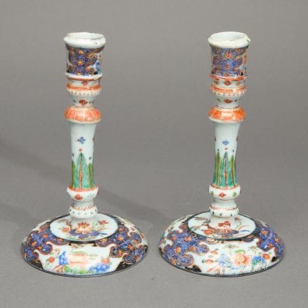 Paire de bougeoirs en porcelaine Imari « verte » d