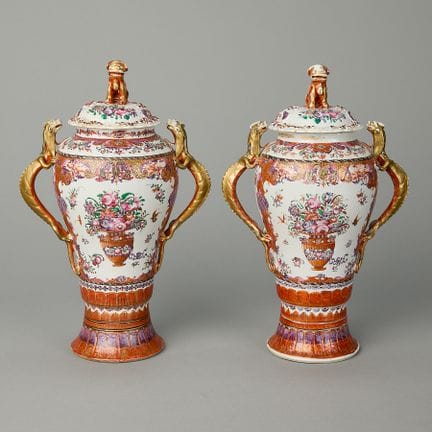 Paire de vases à deux anses et couvercles de style