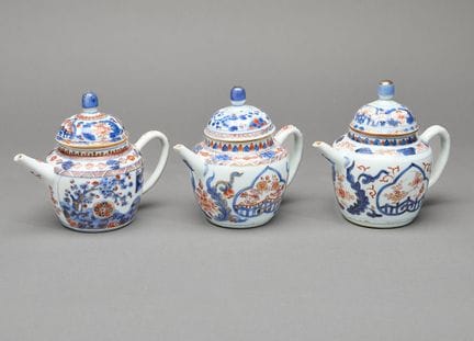 Ensemble de trois théières et couvercles en porcel
