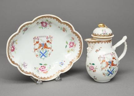 Cafetière chinoise en porcelaine armoriée destinée