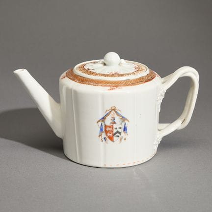 Théière chinoise en porcelaine armoriée destinée à