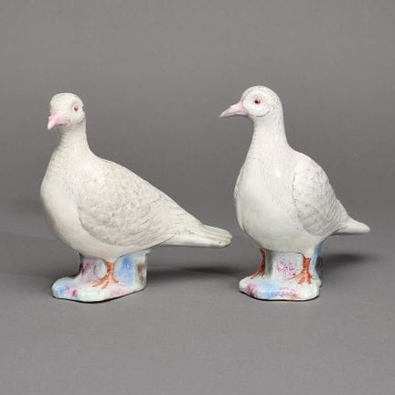 Ein Paar chinesischer „Famille rose“-Figuren im Ex