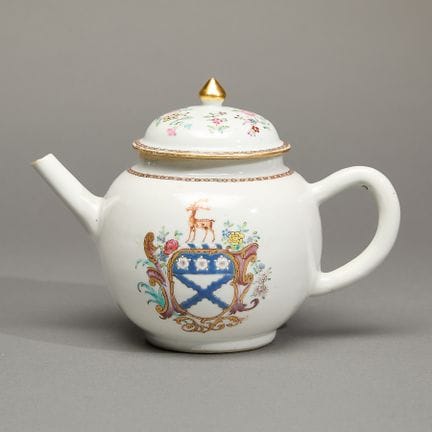 Théière chinoise en porcelaine armoriée destinée à