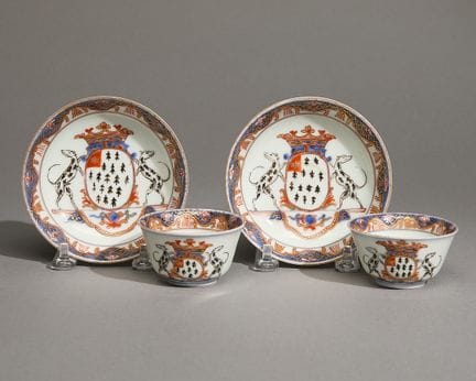 Rare paire de bols à thé et soucoupes en porcelain