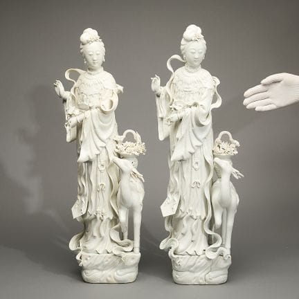 Ein Paar großer chinesischer Guanyin-Figuren aus B