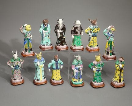 Ein Set aus 12 glasierten Porzellanfiguren der chi