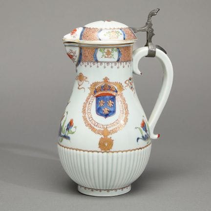 Cruche armoriée en porcelaine de Paris, dans le st