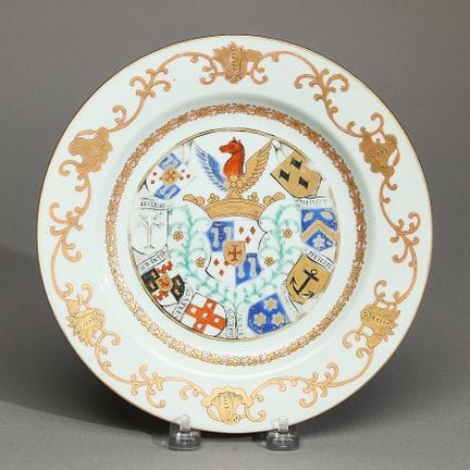Assiette en porcelaine chinoise à motifs héraldiqu