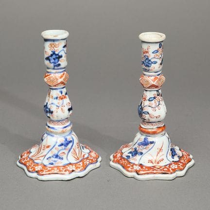 Paire de bougeoirs en porcelaine Imari destinés à 