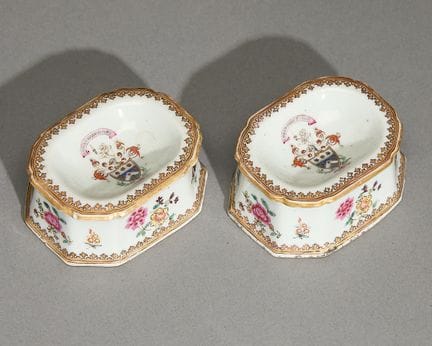 Paire de salières octogonales en porcelaine chinoi