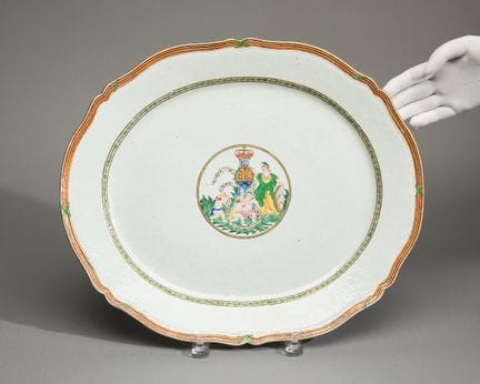 Grand plat en porcelaine danoise destiné au marché