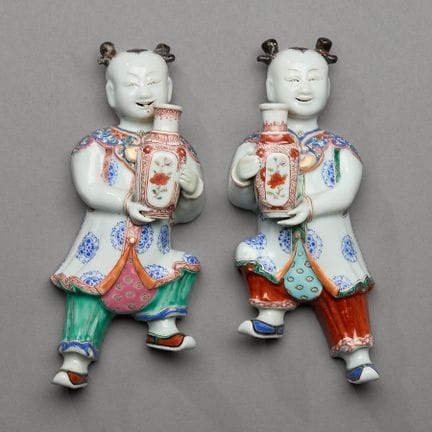 Paar chinesischer „Famille rose“-Wandvasen für den