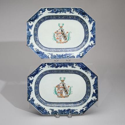 Paire de plats ou plateaux héraldiques en porcelai