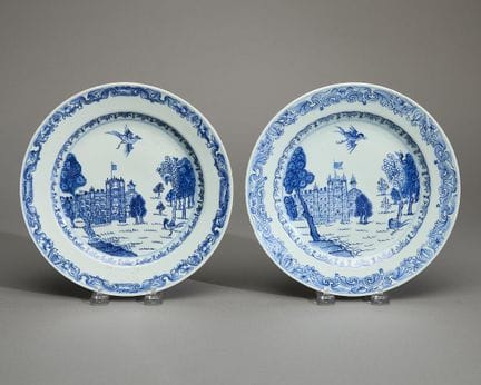 Seltenes Paar chinesischer blau-weißer „Burghley H