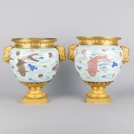 Paire de jardinières chinoises en céramique ornées