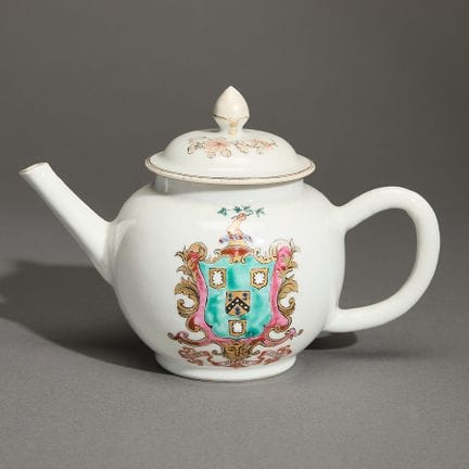 Théière chinoise en porcelaine armoriée destinée à