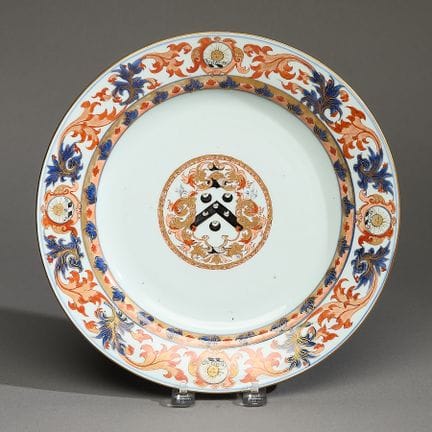 Grand plat chinois en porcelaine armoriée Imari de