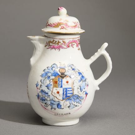 Y  Pot à lait chaud armorié en porcelaine chinoise