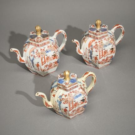 Ensemble de trois théières et couvercles en porcel