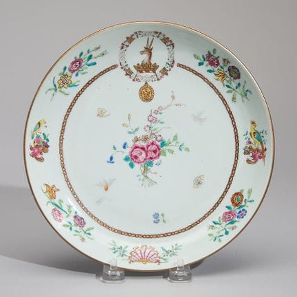 Soucoupe en porcelaine chinoise décorée d’armoirie