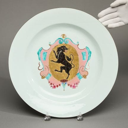Grand plat en porcelaine chinoise d’exportation à 
