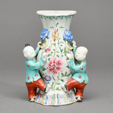 Chinesische Wandvase aus „Famille Rose“-Porzellan 