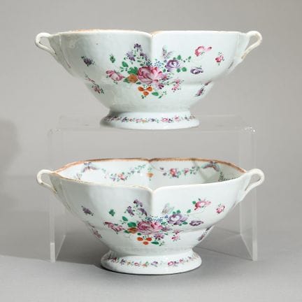 Paire de bols chinois en porcelaine à deux anses e