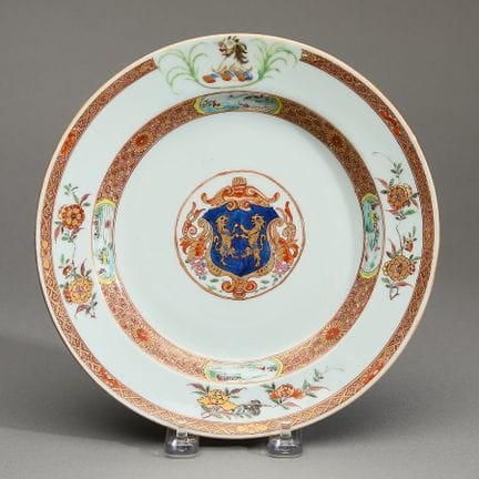 Assiette chinoise ancienne en porcelaine armoriée 