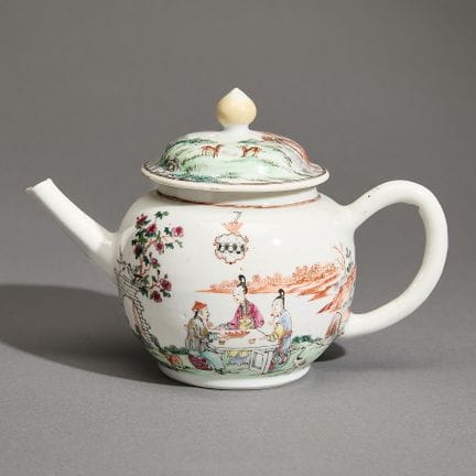 Théière chinoise en porcelaine armoriée destinée à