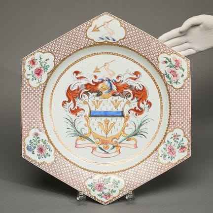Grand plat hexagonal en porcelaine chinoise d’expo