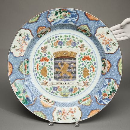 Très grand plat de table provincial de la « famill