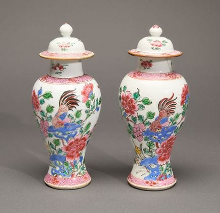Paire de vases balustres en porcelaine chinoise d’