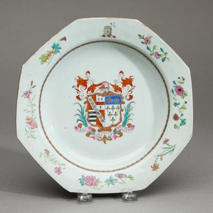 Assiette à soupe chinoise en porcelaine aux armoir