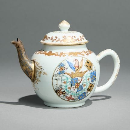 Théière chinoise en porcelaine armoriée destinée à