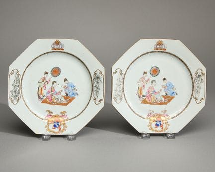 Paire d’assiettes chinoises en porcelaine armoriée