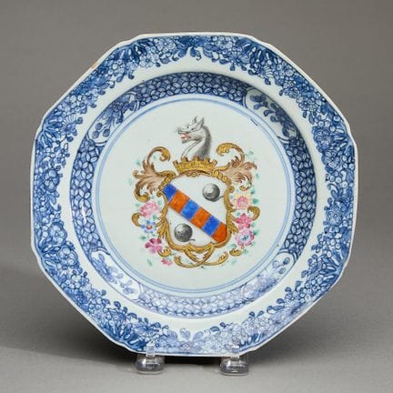 Assiette octogonale chinoise d'exportation à armoi