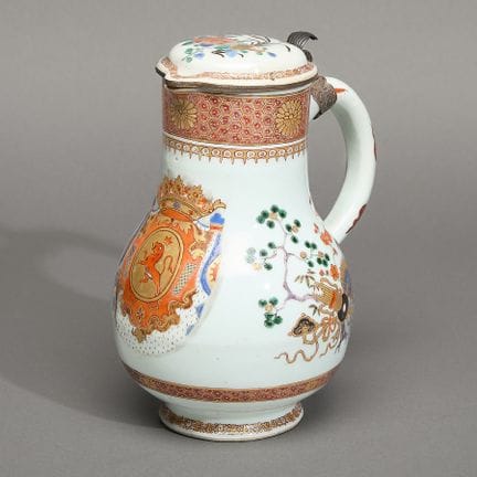 Cruche chinoise en porcelaine d'exportation à armo