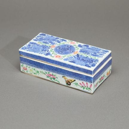 Boîte à pinceaux ou à peignes en porcelaine chinoi