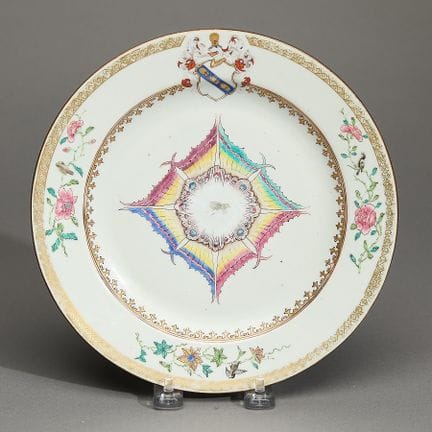 Assiette héraldique chinoise d’exportation inhabit