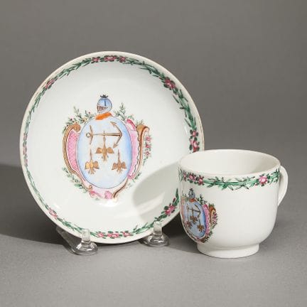中国出口纹章瓷咖啡杯及碟，约1850年。杯碟上饰有三只鸭（雄鸭）或飞鸟的纹章，上方饰有锚，其下为头盔