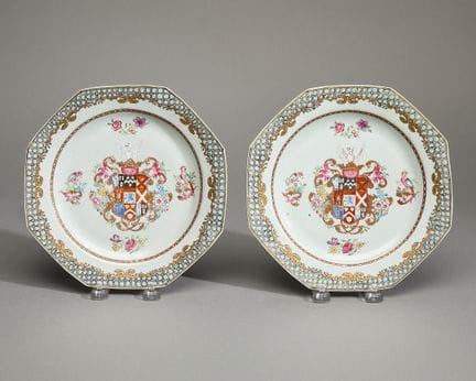 Paire d’assiettes chinoises en porcelaine armoriée