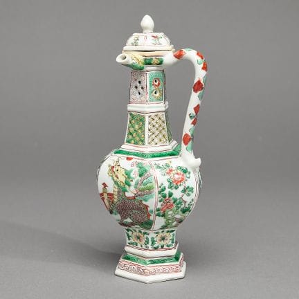 Cruche-puzzle en porcelaine chinoise de type « fam