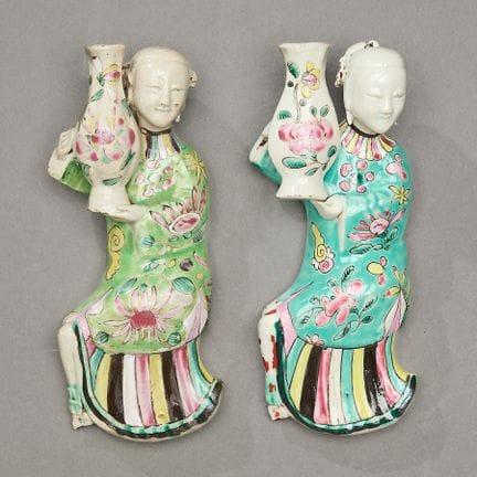 Ein Paar chinesischer „Famille Rose“-Wandvasen für
